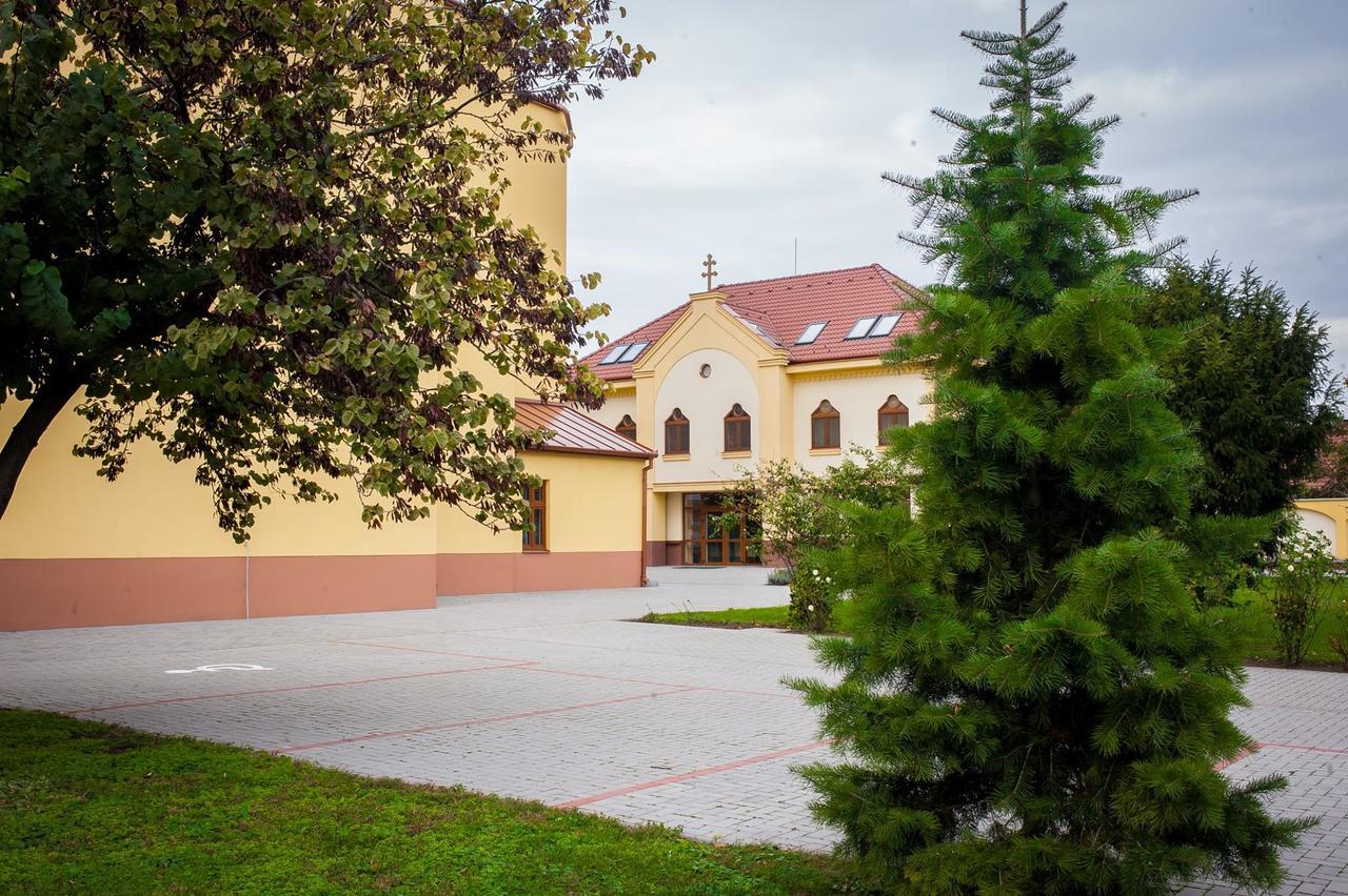 Mamre Szallo Гайдубесермень Екстер'єр фото